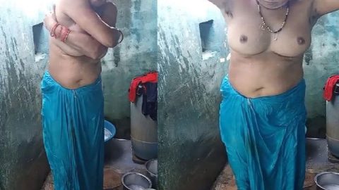 Mature aunty topless bathing caught on camera